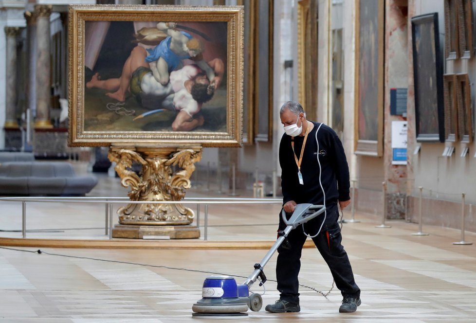 Francouzský Louvre se na znovuotevření připravoval už v červnu.