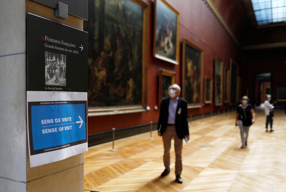 Francouzský Louvre se na znovuotevření připravoval už v červnu.