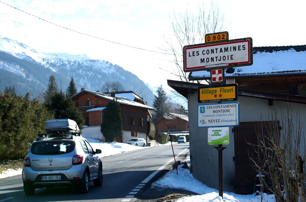 Ve francouzské alpské obci Contamines-Montjoie se novým typem koronaviru nakazilo pět Britů