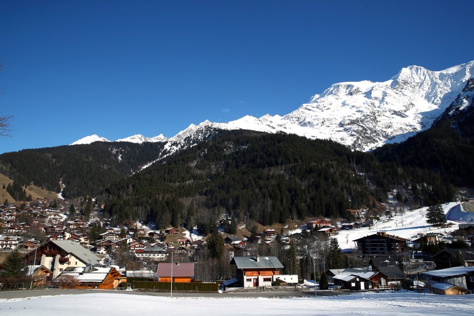 Ve francouzské alpské obci Contamines-Montjoie se novým typem koronaviru nakazilo pět Britů