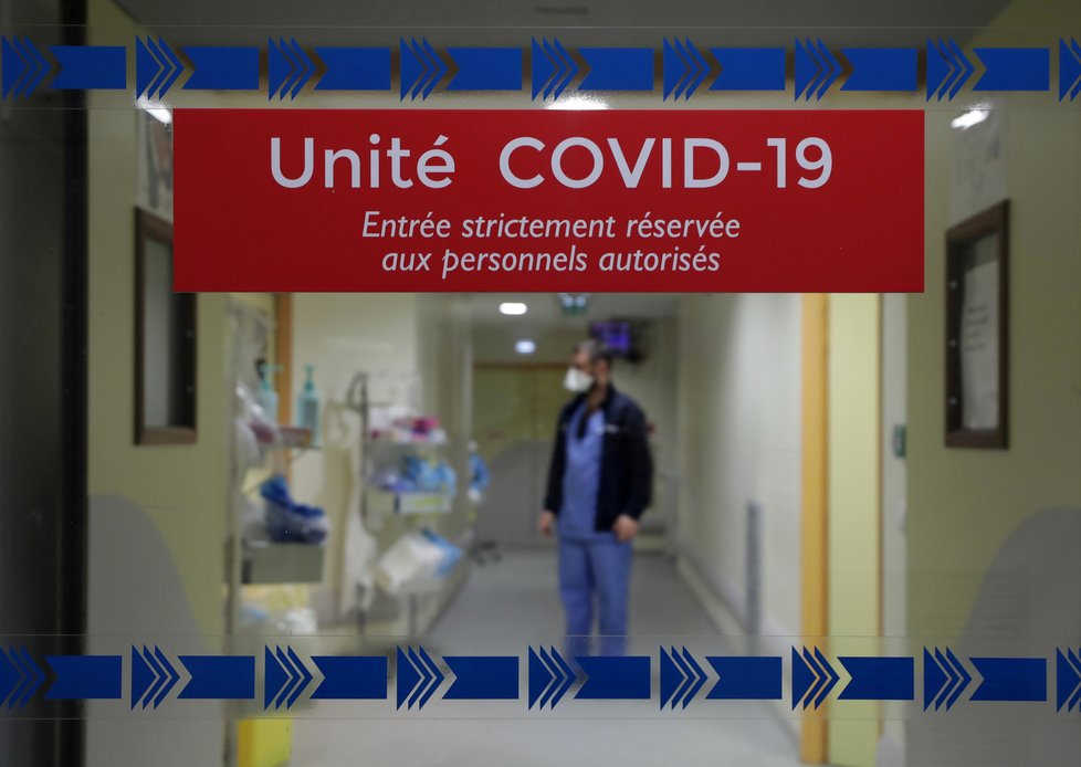 Boj s koronavirem na jednotce intenzivní péče ve francouzském Marseille (únor 2021)