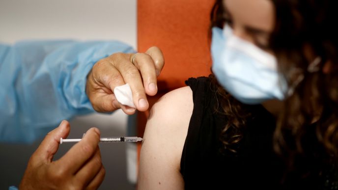 Francouzský prezident ohlásil povinné očkování pro zdravotníky