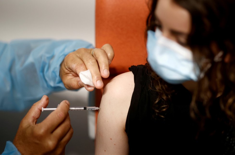Francouzský prezident ohlásil povinné očkování pro zdravotníky