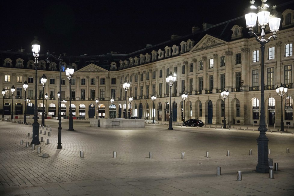 Koronavirus ve Francii: Zákaz nočního vycházení změnil Paříž v město duchů (17. 10. 2020).