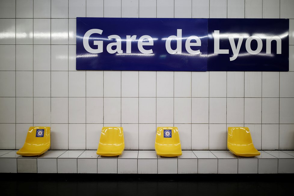 Paříž v boji s koronavirem: Na sedačku v MHD nesedejte, varuje nápis (2.5.2020)