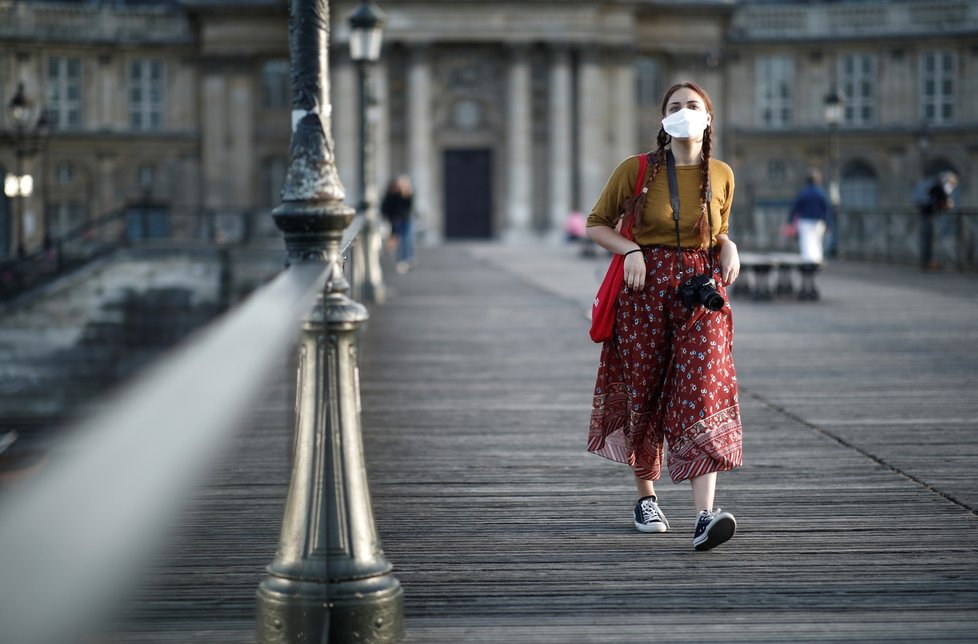 Paříž v boji s koronavirem: Žena v roušce na Mostě umění (2.5.2020)