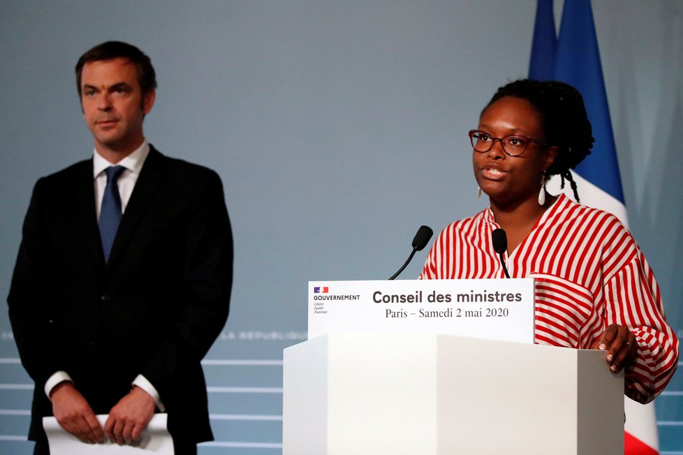 Francie v době pandemie: Francouzský ministr zdravotnictví Olivier Véran a vládní mluvčí Sibeth Ndiayeová (2.5.2020)