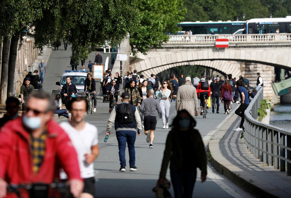 Koronavirus v Paříži: Lidé u řeky Seiny (13.5.2020)