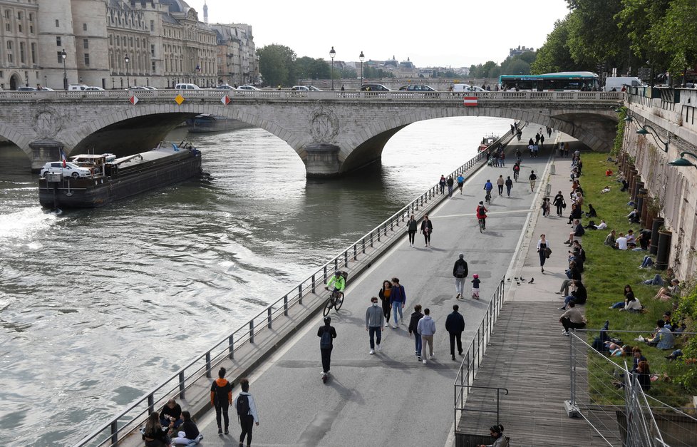 Koronavirus v Paříži: Lidé u řeky Seiny (13. 5. 2020)