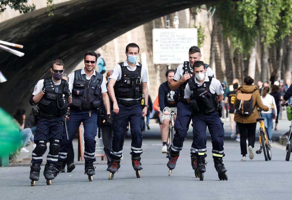 Koronavirus v Paříži: Policisté na kolečkových bruslích u řeky Seiny (13.5.2020)