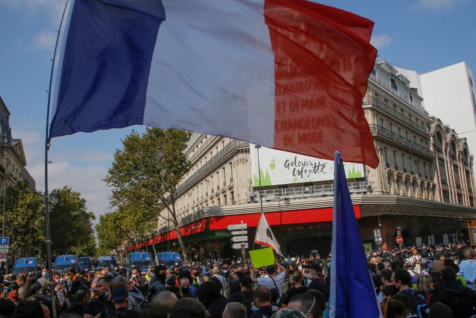 Koronavirus ve Francii: Lidé protestují kvůli stavu zdravotnictví, především kvůli situaci na odběrových místech