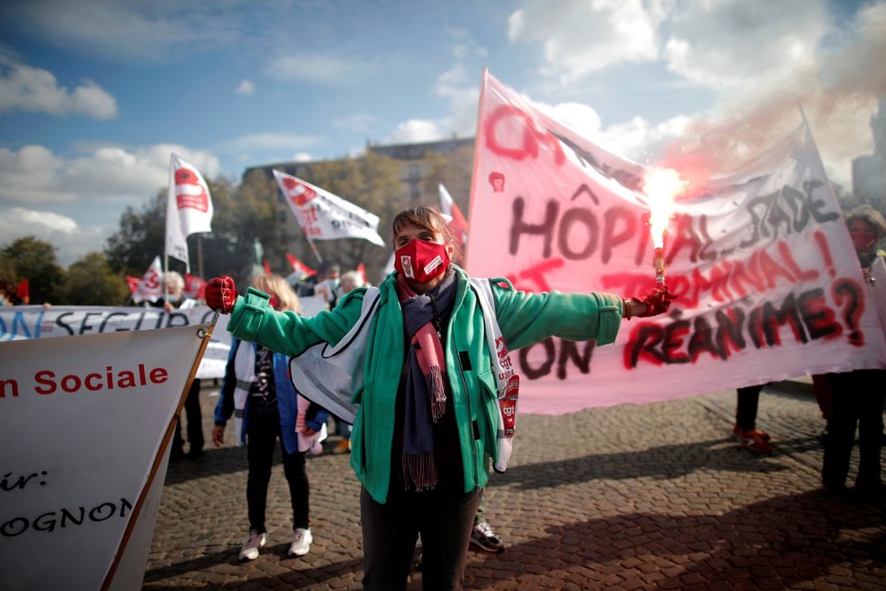 Koronavirus ve Francii: Zdravotníci vyšli do ulic, aby protestovali kvůli přetíženosti nemocnic (15.10.2020)