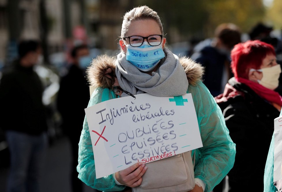 Koronavirus ve Francii: Zdravotníci vyšli do ulic, aby protestovali kvůli přetíženosti nemocnic (15.10.2020)