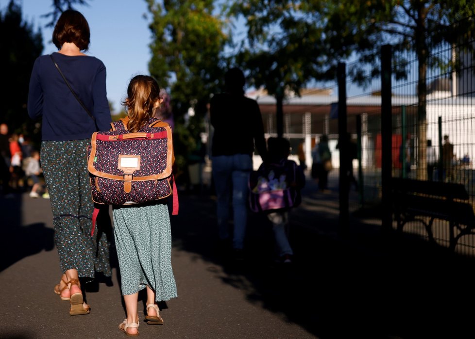 Francouzské děti se po prázdninách vrátily do škol.