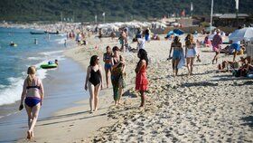 Turisté na pláži ve Francii nedaleko St. Tropez (červenec 2021)