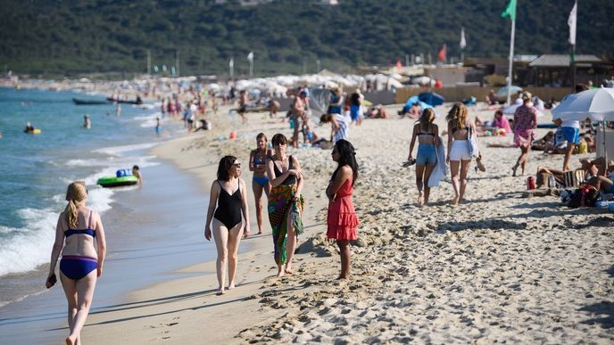 Turisté na pláži ve Francii nedaleko St. Tropez