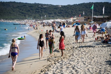 Turisté na pláži ve Francii nedaleko St. Tropez (červenec 2021)