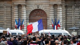 Francie protestuje proti pandemickým nařízením.