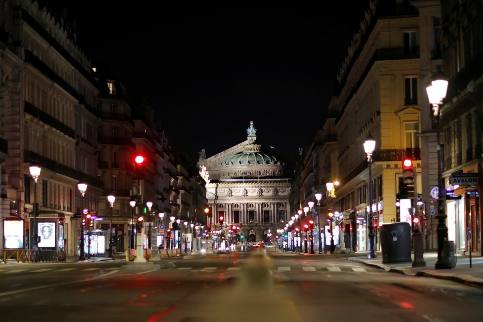 Prázdné ulice Paříže kvůli nočnímu zákazu vycházení (25. 1. 2021)