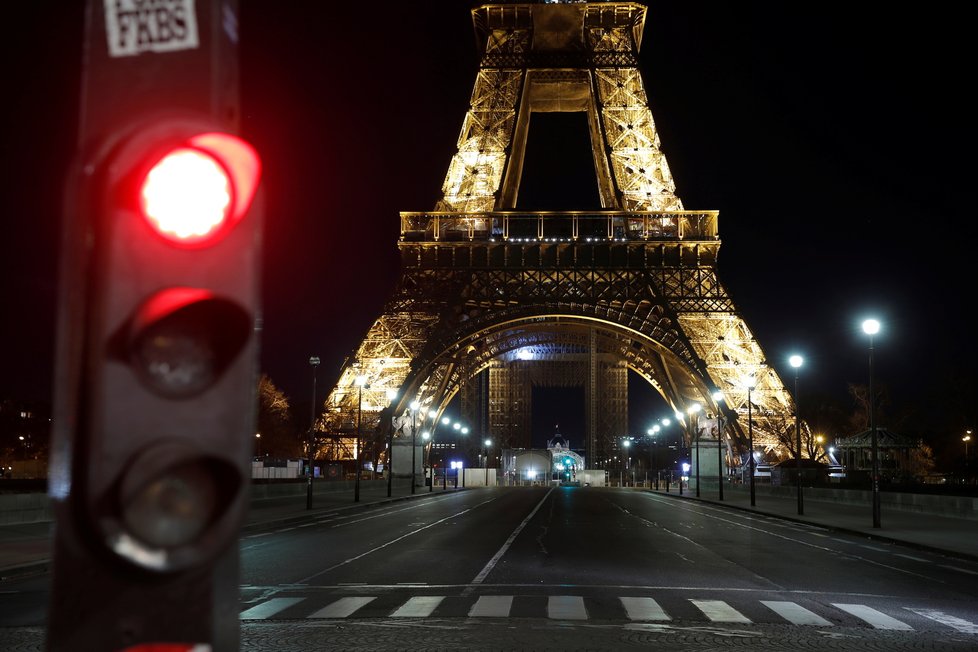 Prázdné ulice Paříže kvůli nočnímu zákazu vycházení (25. 1. 2021)