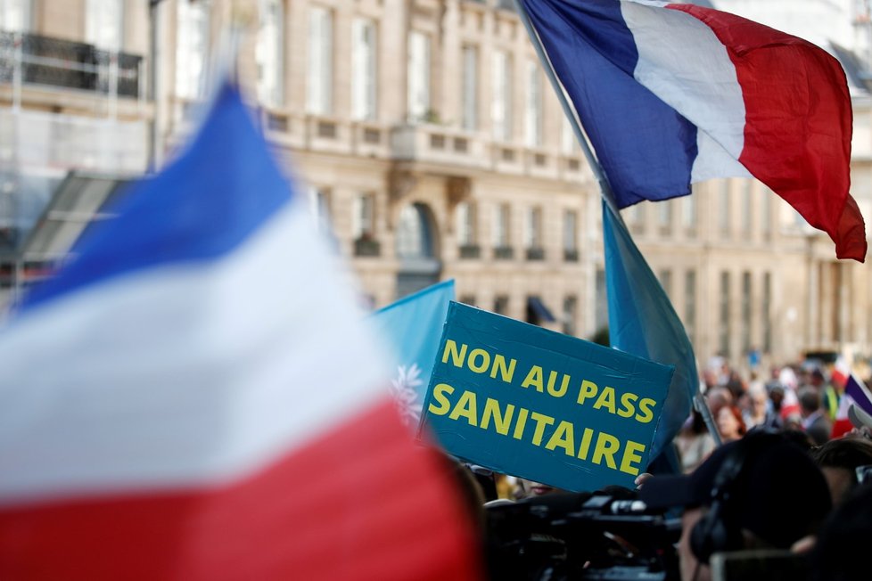 Francie protestuje proti pandemickým nařízením