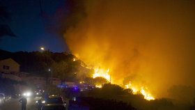 Kvůli požáru bylo na Korsice evakuováno 1000 lidí, hlavně turistů.