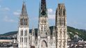 Katedrála Notre-Dame v Rouen je nádherným příkladem normanské architektury. Jednalo se o velmi významnou stavbu  na přelomu 12. a 13. století sloužila jako pohřebiště normanských vévodů. Podle normanského zvyku byla nejvyšší věž postavena na křížení hlavní a příčné lodi. Po zásahu bleskem a následné opravě měřila věž nad křížením 151 metrů. Na krátký okamžik mezi lety 1876 a 1880 se tedy jednalo o nejvyšší budovu světa. Za pozornost stojí i široké průčelí, které zdobí bohatá plastická výzdoba.