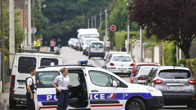 K útoku na kostel v severní Francii se přihlásil Islámský stát