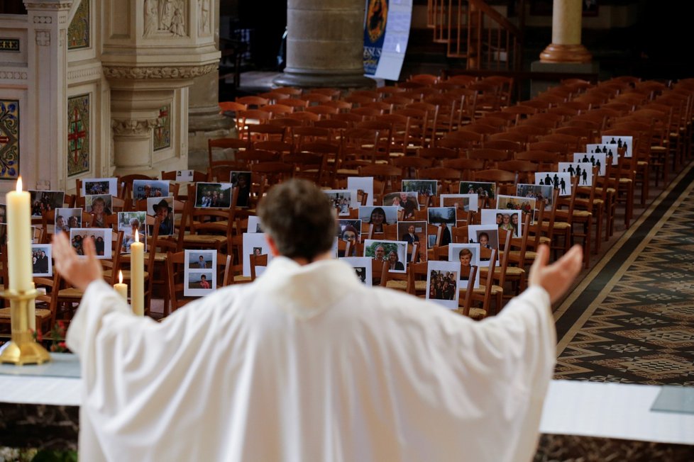 Ve Francii probíhá den zmrtvýchvstání. Nejdůležitější křesťanský den v roce je nyní omezován, a kněží tak svým ovečkám žehnají online