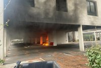 Výbuch u synagogy ve Francii: Zničená auta, zraněný policista, pachatel uniká