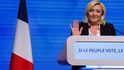 Marine Le Penová oslavuje postup do druhého kola.