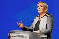 Večeře za 10 tisíc, večírky za 13 mega: Nacionalisté Le Penové se utrhli ze řetězu