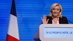 Marine Le Penová oslavuje postup do druhého kola.