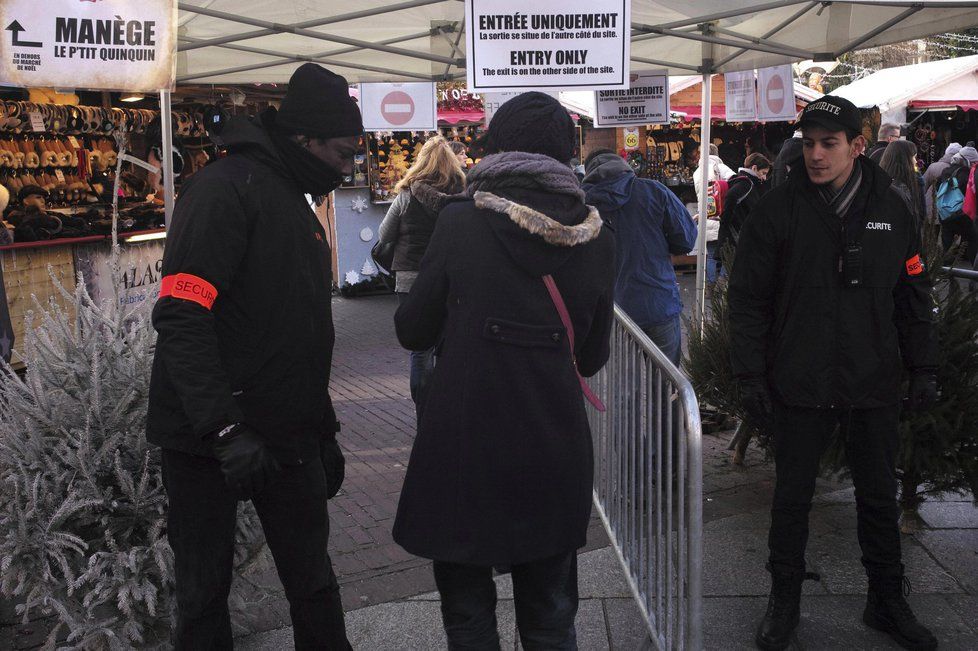 Posílené policejní hlídky na vánočních trzích ve francouzském Lille (Ilustrační)
