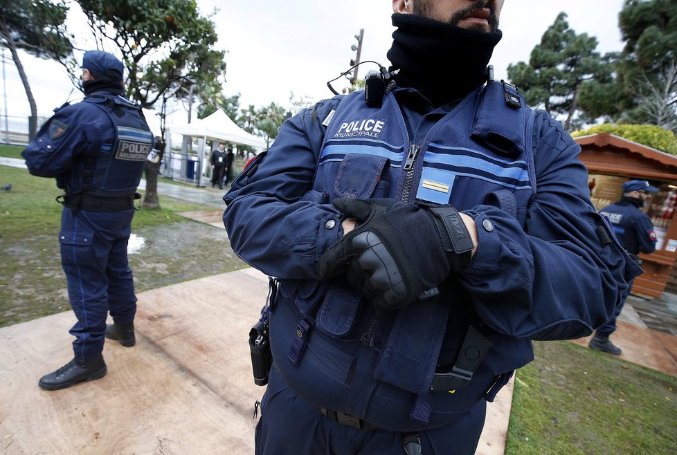 Posílené policejní hlídky na vánočních trzích ve francouzské Nice (Ilustrační foto)