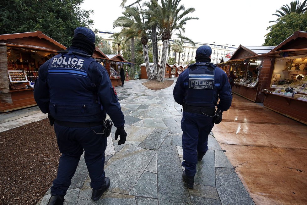 Posílené policejní hlídky na vánočních trzích ve francouzské Nice (Ilustrační foto)