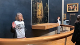 Aktivistky pocákaly polévkou sklo chránící obraz Mony Lisy. Skupina slibuje „občanský odpor“