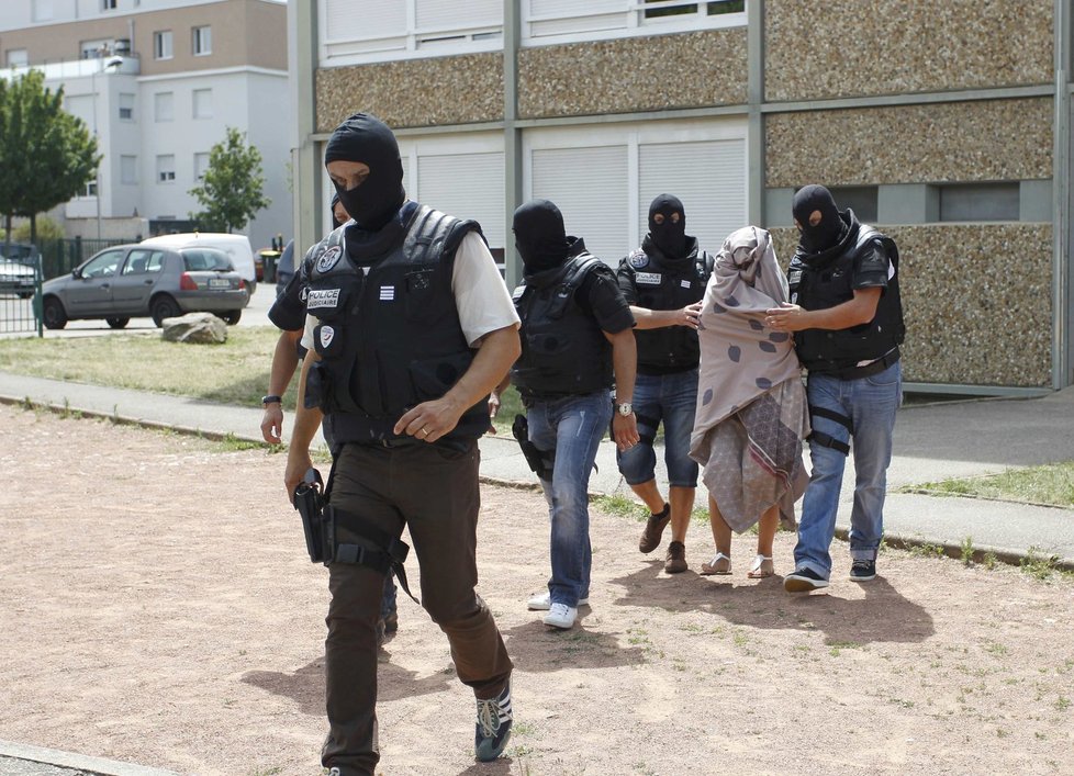 Teror ve Francii: Policisté odvádí neznámou ženu ve vesnici Saint Priest