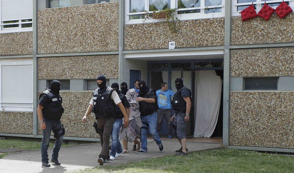 Teror ve Francii: Policisté odvádí neznámou ženu ve vesnici Saint Priest