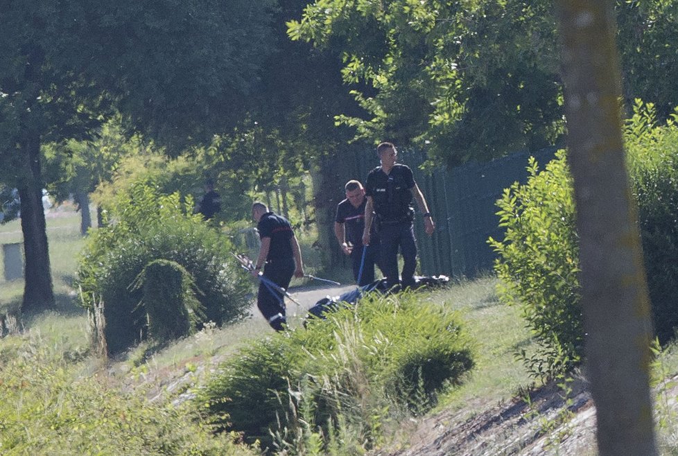 Policie odklízí pozůstatky těla.