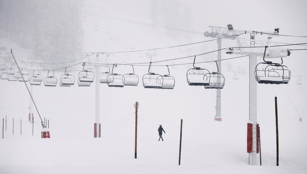 Francouzské lyžařské skiareály zejí prázdnotou (12.12.2020) Francouzské lyžařské skiareály zejí prázdnotou (12.12.2020)