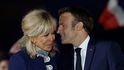 Emmanuel Macron s první dámou Brigitte.