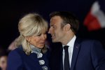 Emmanuel Macron s první dámou Brigitte.