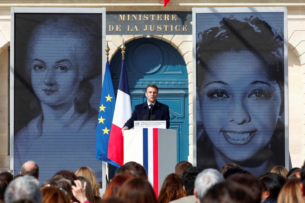 Francie přidala právo na potrat do ústavy (8. 3. 2024).