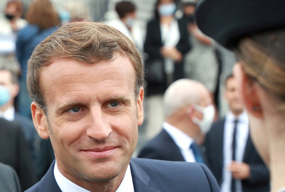 Francouzský prezident Emanuel Macron nařídil opětovné nošení roušek. Sám ji na sobě ale neměl (14.7.2020)