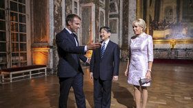 Francouzský prezident Emmanuel Macron a jeho manželka Brigitte hostili japonského korunního prince Naruhita.