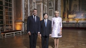 Francouzský prezident Emmanuel Macron a jeho manželka Brigitte hostili japonského korunního prince Naruhita.