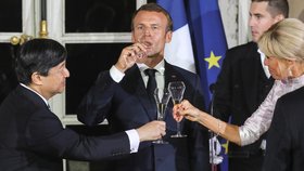 Francouzský prezident Emmanuel Macron a jeho manželka Brigitte hostili japonského korunního prince Naruhita.