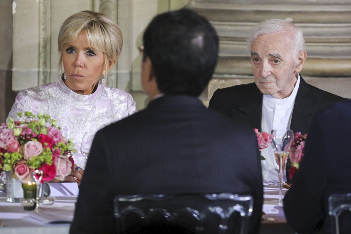 Francouzský prezident Emmanuel Macron a jeho manželka Brigitte hostili japonského korunního prince Naruhita.