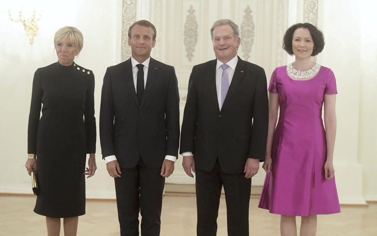 Brigitte Macronová zazářila během návštěvy Finska, na snímku s manželem, prezidentem Emmanuelem Macron, finským prezidentem Saulim Niinistö a jeho manželkou Jenni Haukiovou.